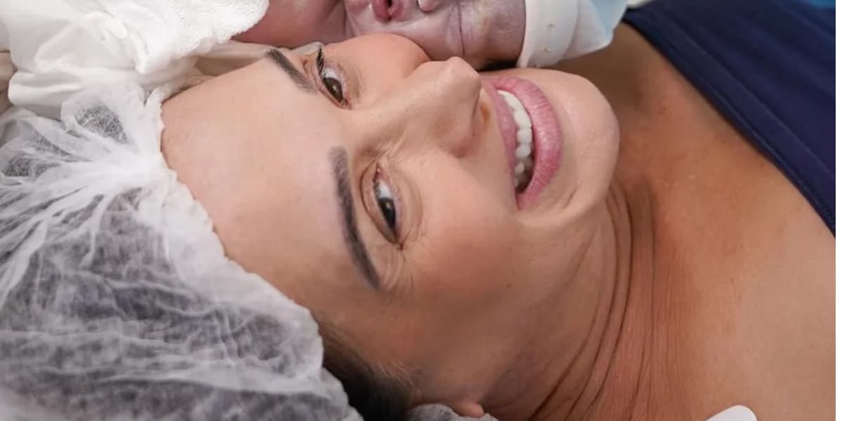 Claudia Raia surgiu no hospital toda sorridente com o nascimento de seu terceiro filho, Luca (Foto: Reprodução/ Instagram) Claudia Raia surgiu no hospital toda sorridente com o nascimento de seu terceiro filho, Luca (Foto: Reprodução/ Instagram)