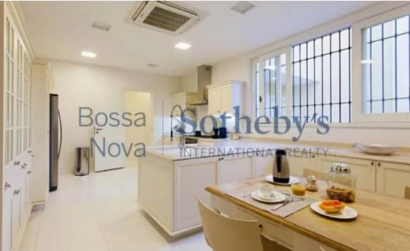 Cozinha da mansão é toda branca e tem bastante espaço - Foto Reprodução Internet Cozinha da mansão é toda branca e tem bastante espaço - Foto Reprodução Internet