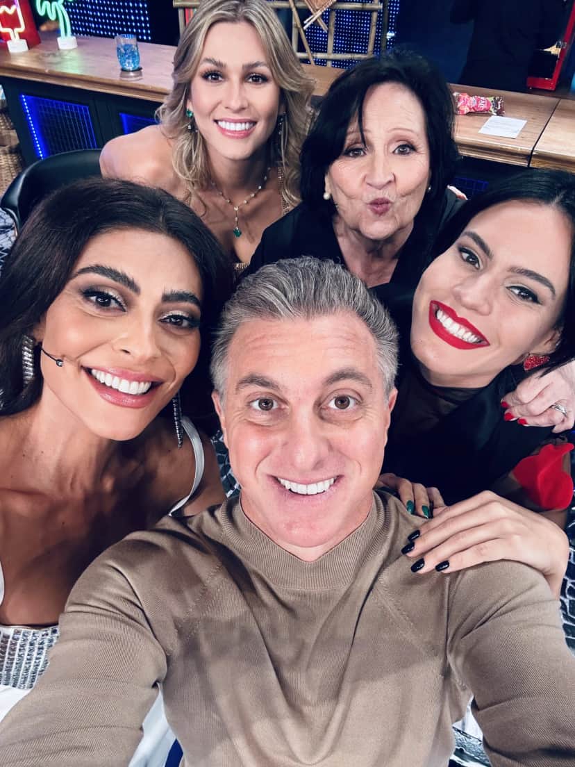 Durante o Domingão Com Huck, Juliana Paes é questionada sobre o marido e dá resposta sincera, pegando todos de surpresa - Foto Reprodução: Domingão com Huck, da Globo Durante o Domingão Com Huck, Juliana Paes é questionada sobre o marido e dá resposta sincera, pegando todos de surpresa - Foto Reprodução: Domingão com Huck, da Globo
