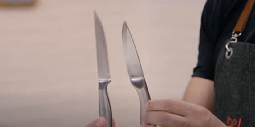 Edu Guedes mostra a clara diferença entre uma faca comum e a que sua filha utiliza (Reprodução: The Chef/ Band) Edu Guedes mostra a clara diferença entre uma faca comum e a que sua filha utiliza (Reprodução: The Chef/ Band)