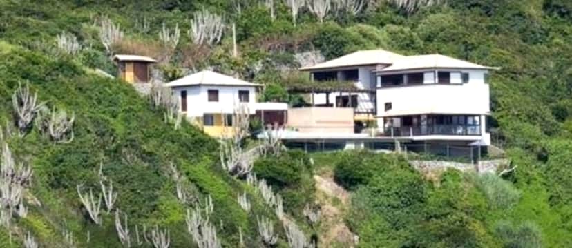 Em meio às montanhas e com vista para o mar o imóvel que Ana Maria abandonou e hoje é aberto ao público - Foto Reprodução Em meio às montanhas e com vista para o mar o imóvel que Ana Maria abandonou e hoje é aberto ao público - Foto Reprodução