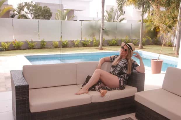 Fachada enorme de vidro, decoração de luxo e piscina a mansão de Naiara Azevedo é uma das mais lindas - Foto Reprodução Fachada enorme de vidro, decoração de luxo e piscina a mansão de Naiara Azevedo é uma das mais lindas - Foto Reprodução