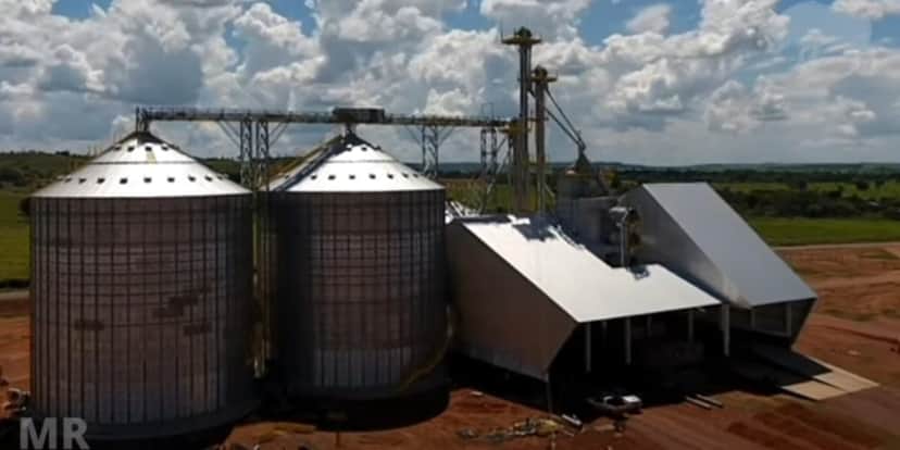 Maquinário onde fixam armazenados os grão da produção do sertanejo (Reprodução: Youtube) Maquinário onde fixam armazenados os grão da produção do sertanejo (Reprodução: Youtube)