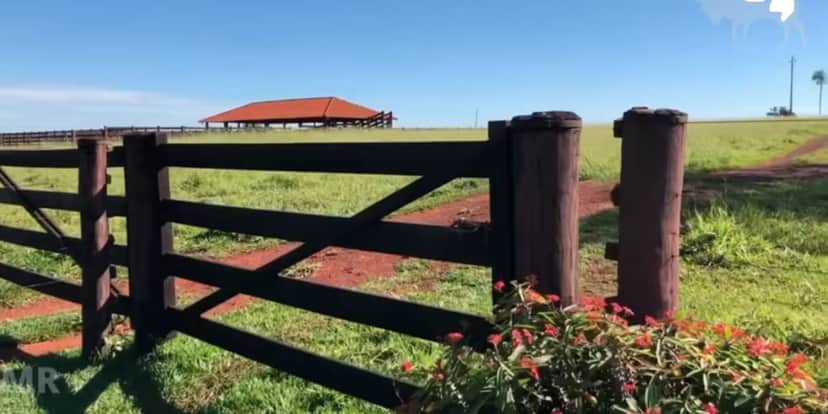 Cerca e entrada da fazenda de Gusttavo Lima (Reprodução: Youtube) Cerca e entrada da fazenda de Gusttavo Lima (Reprodução: Youtube)