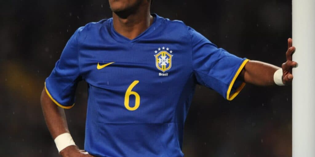 Jogador da seleção, que brilha na Globo, saiu do armário e assumiu ter se relacionado com homens