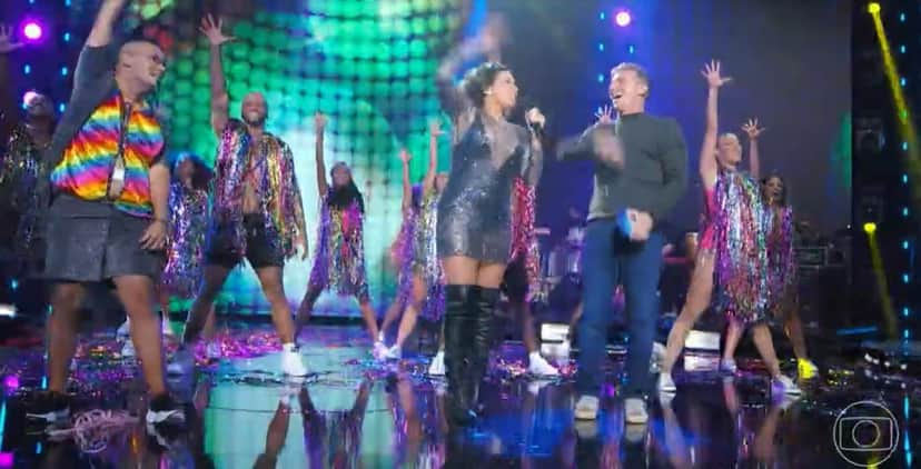 Luciano Huck caiu na dança durante apresentação de Daniela Mercury no palco do Domingão (Foto: Reprodução/ Globo) Luciano Huck caiu na dança durante apresentação de Daniela Mercury no palco do Domingão (Foto: Reprodução/ Globo)