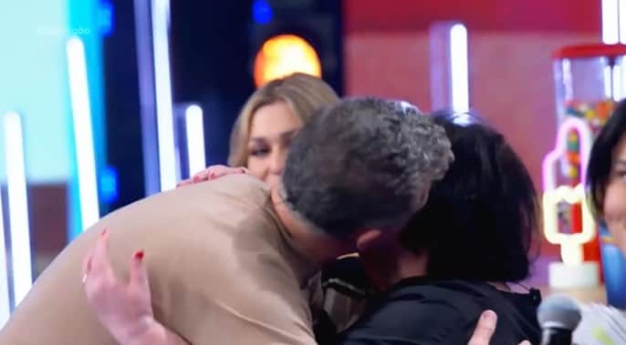 Luciano Huck deu abraço acolhedor em Dona Déa Lúcia no palco do Domingão (Foto: Reprodução/ Globo) Luciano Huck deu abraço acolhedor em Dona Déa Lúcia no palco do Domingão (Foto: Reprodução/ Globo)