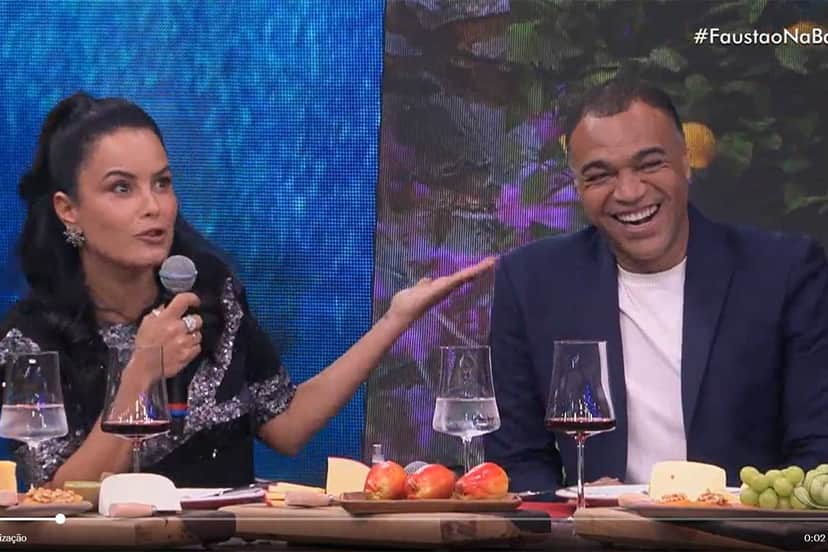 Luciele Di Camargo não economiza nos elogios ao marido Denílson, e expõe desempenho sexual do famoso para Faustão - Foto Reprodução Faustão na Band Luciele Di Camargo não economiza nos elogios ao marido Denílson, e expõe desempenho sexual do famoso para Faustão - Foto Reprodução Faustão na Band