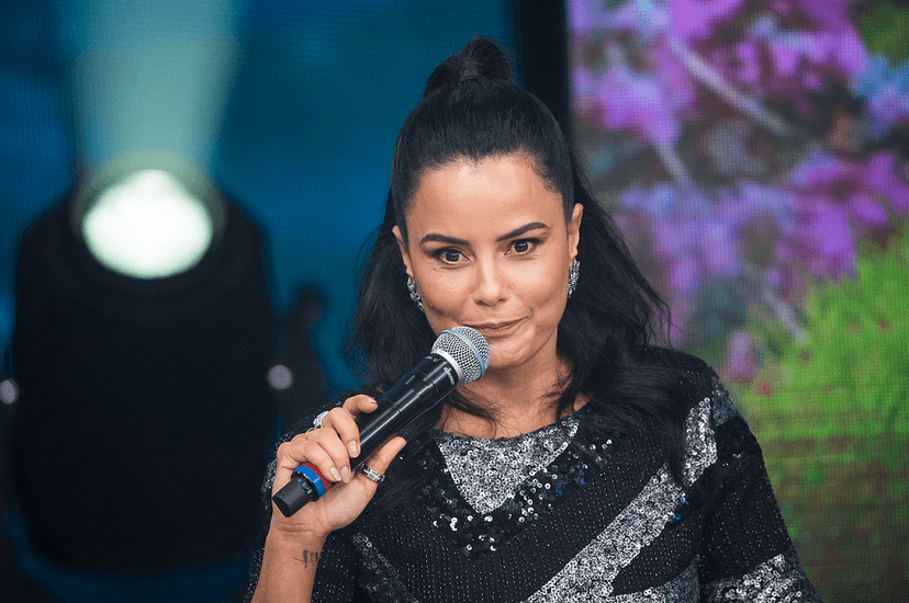 Luciele Di Camargo não economiza nos elogios ao marido Denílson, e expõe desempenho sexual do famoso para Faustão - Foto Reprodução Faustão na Band Luciele Di Camargo não economiza nos elogios ao marido Denílson, e expõe desempenho sexual do famoso para Faustão - Foto Reprodução Faustão na Band