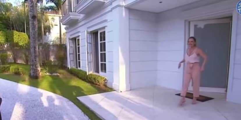 A entrada da mansão de Eliana com muito verde ao redor (Reprodução: Youtube) A entrada da mansão de Eliana com muito verde ao redor (Reprodução: Youtube)