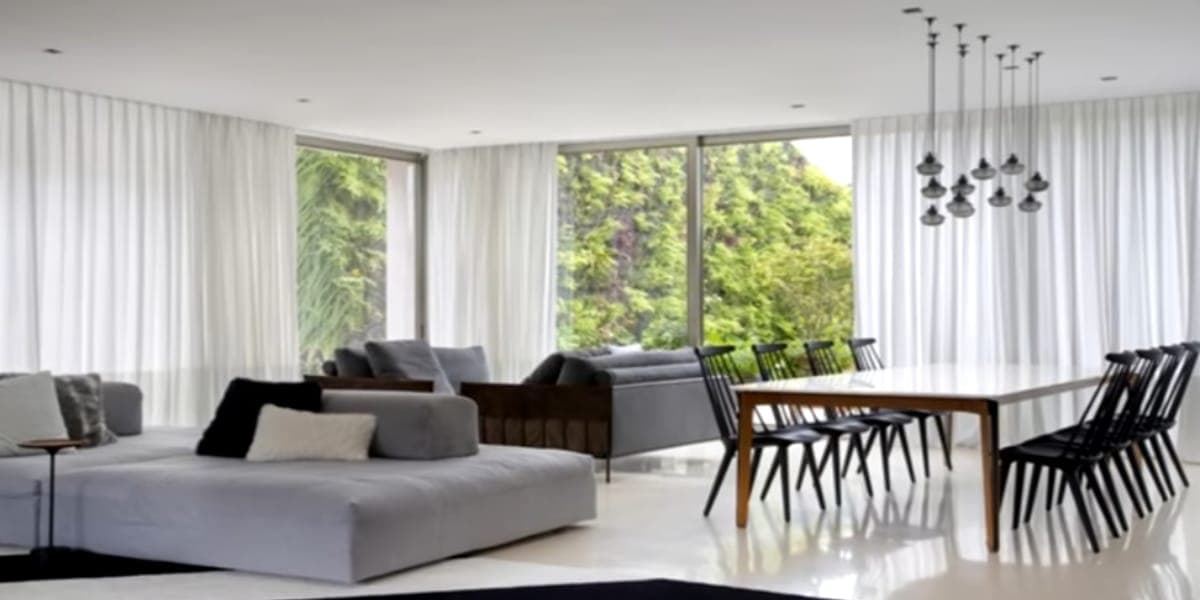 A casa é rodeada por muito verde (Reprodução: Youtube) A casa é rodeada por muito verde (Reprodução: Youtube)
