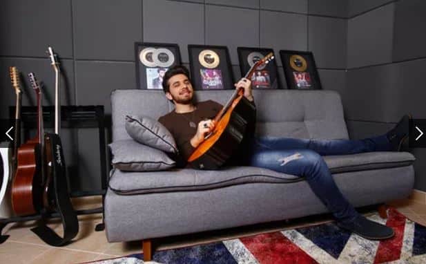 O cantor Gustavo Mioto possui uma mansão luxuosa com uma fachada majestosa que conta inclusive com um lindo piano - Foto Reprodução Internet O cantor Gustavo Mioto possui uma mansão luxuosa com uma fachada majestosa que conta inclusive com um lindo piano - Foto Reprodução Internet