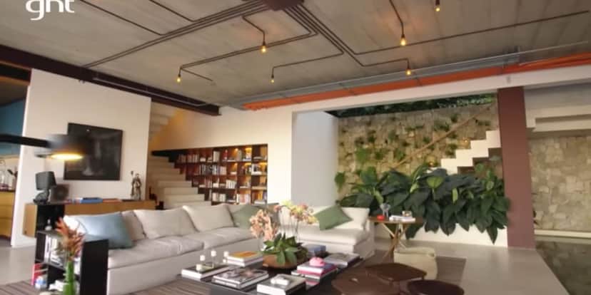 Sala de estar absurda da mansão de Murilo Benício com jardinagem e uma bela escada (Reprodução: Youtube) Sala de estar absurda da mansão de Murilo Benício com jardinagem e uma bela escada (Reprodução: Youtube)