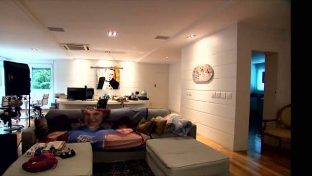 O eterno apresentador do SBT, Gugu Liberato, deixou uma mansão luxuosa que conta com piscina enorme, quadra e sala de troféus e está assim hoje - Foto Reprodução de Vídeo O eterno apresentador do SBT, Gugu Liberato, deixou uma mansão luxuosa que conta com piscina enorme, quadra e sala de troféus e está assim hoje - Foto Reprodução de Vídeo
