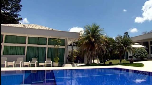 O eterno apresentador do SBT, Gugu Liberato, deixou uma mansão luxuosa que conta com piscina enorme, quadra e sala de troféus e está assim hoje - Foto Reprodução de Vídeo O eterno apresentador do SBT, Gugu Liberato, deixou uma mansão luxuosa que conta com piscina enorme, quadra e sala de troféus e está assim hoje - Foto Reprodução de Vídeo