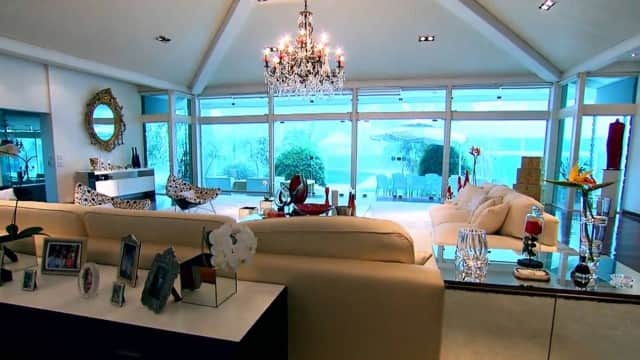 O eterno apresentador do SBT, Gugu Liberato, deixou uma mansão luxuosa que conta com piscina enorme, quadra e sala de troféus e está assim hoje - Foto Reprodução de Vídeo O eterno apresentador do SBT, Gugu Liberato, deixou uma mansão luxuosa que conta com piscina enorme, quadra e sala de troféus e está assim hoje - Foto Reprodução de Vídeo