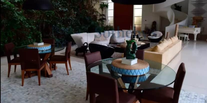 Outro ângulo da sala de estar luxuosa da residência (Reprodução: Youtube) Outro ângulo da sala de estar luxuosa da residência (Reprodução: Youtube)