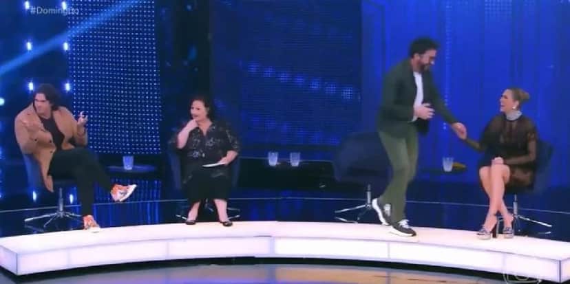 Padre Fábio de Melo saindo do palco do "Domingão" (Foto: Reprodução/TV Globo) Padre Fábio de Melo saindo do palco do "Domingão" (Foto: Reprodução/TV Globo)