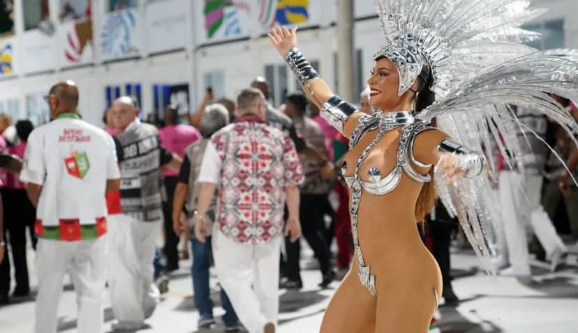 Paolla Oliveira desfilando pela Grande Rio no Carnaval 2023 - Foto G1 Paolla Oliveira desfilando pela Grande Rio no Carnaval 2023 - Foto G1