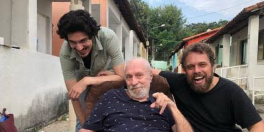 Paulo César Pereio, ex-Globo, recebeu a visita de seu filho e do neto do retiro dos artistas (Reprodução: Instagram) Paulo César Pereio, ex-Globo, recebeu a visita de seu filho e do neto do retiro dos artistas (Reprodução: Instagram)