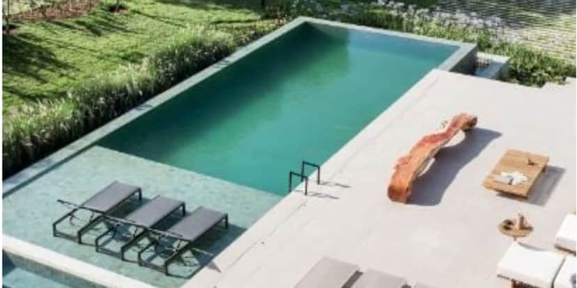 Piscina e muita área de lazer na parte externa da mansão (Reprodução: Youtube) Piscina e muita área de lazer na parte externa da mansão (Reprodução: Youtube)