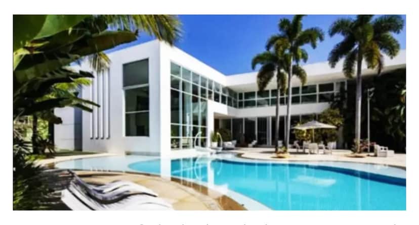 Piscina gigante, escritório e 14 banheiros Essa é a mansão absurda que Xuxa se desfez por 45 milhões - Foto Reprodução Piscina gigante, escritório e 14 banheiros Essa é a mansão absurda que Xuxa se desfez por 45 milhões - Foto Reprodução