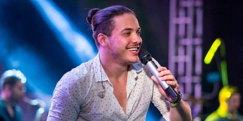 Wesley Safadão foi atingido no rosto durante show e situação causa revolta pelas redes sociais (Foto Reprodução/Internet) Wesley Safadão foi atingido no rosto durante show e situação causa revolta pelas redes sociais (Foto Reprodução/Internet)