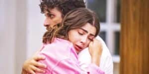 Ari e Chiara estão abraçados em cena da novela Travessia Ari e Chiara estão abraçados em cena da novela Travessia