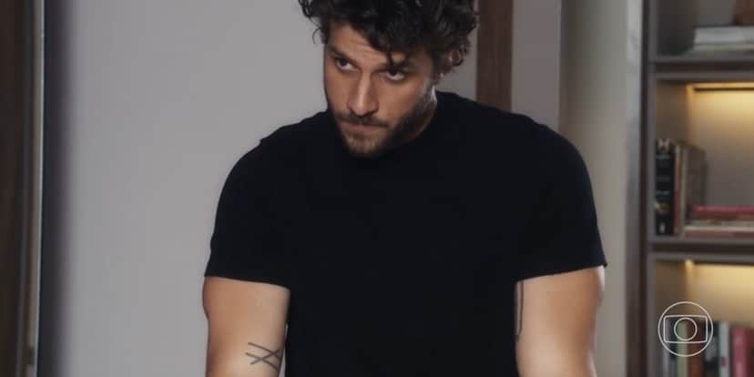 Ari usando camisa preta na novela Travessia Ari usando camisa preta na novela Travessia
