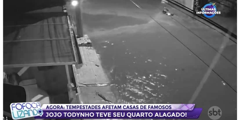 Chris Flores paralisa atração para falar sobre fortes chuvas no Rio de Janeiro (Foto: Reprodução / Fofocalizando do SBT) Chris Flores paralisa atração para falar sobre fortes chuvas no Rio de Janeiro (Foto: Reprodução / Fofocalizando do SBT)