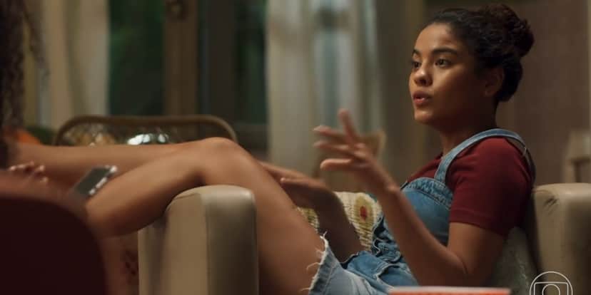 Jenifer sentada em poltrona em Vai na Fé Jenifer sentada em poltrona em Vai na Fé