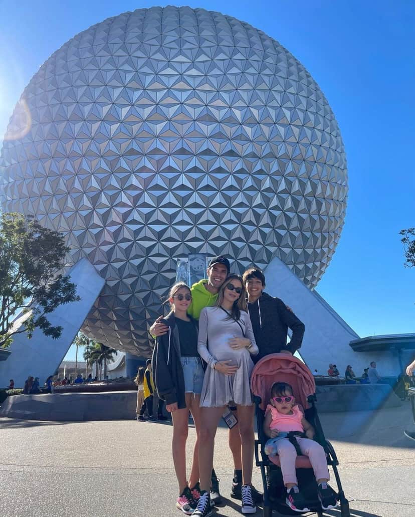 Kaká, nas redes sociais, posou com filhos e esposa (Reprodução - Instagram) Kaká, nas redes sociais, posou com filhos e esposa (Reprodução - Instagram)