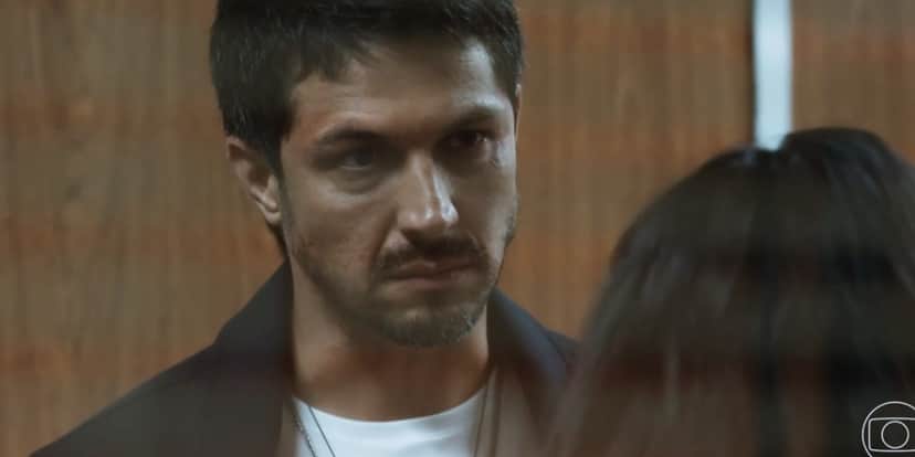 Oto não consegue disfarçar seu amor por Brisa em Travessia Oto não consegue disfarçar seu amor por Brisa em Travessia