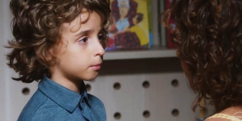 Tonho usando camisa verde em cena da novela Travessia Tonho usando camisa verde em cena da novela Travessia
