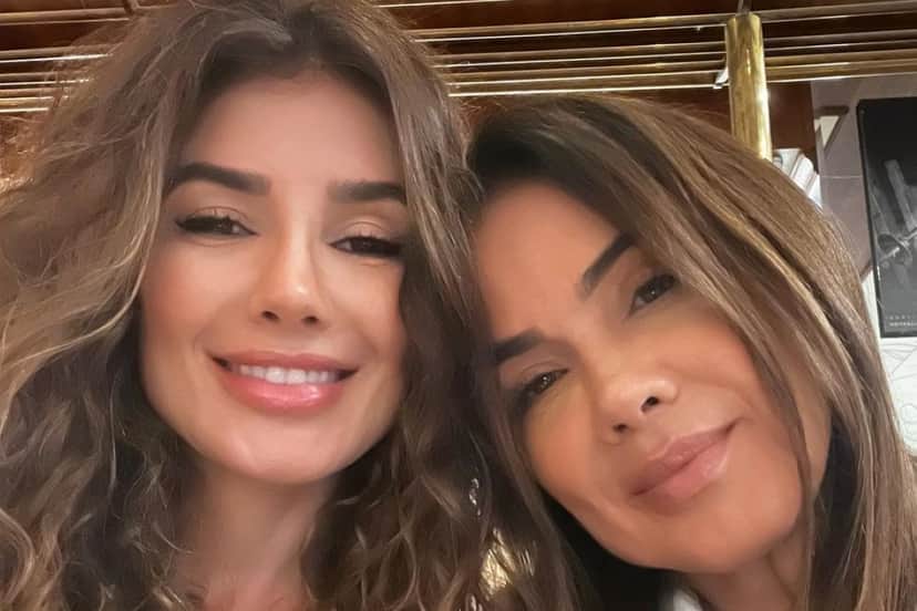 A cantora sertaneja Paula Fernandes e sua Mãe, Dulce Souza - Foto Reprodução Instagram A cantora sertaneja Paula Fernandes e sua Mãe, Dulce Souza - Foto Reprodução Instagram