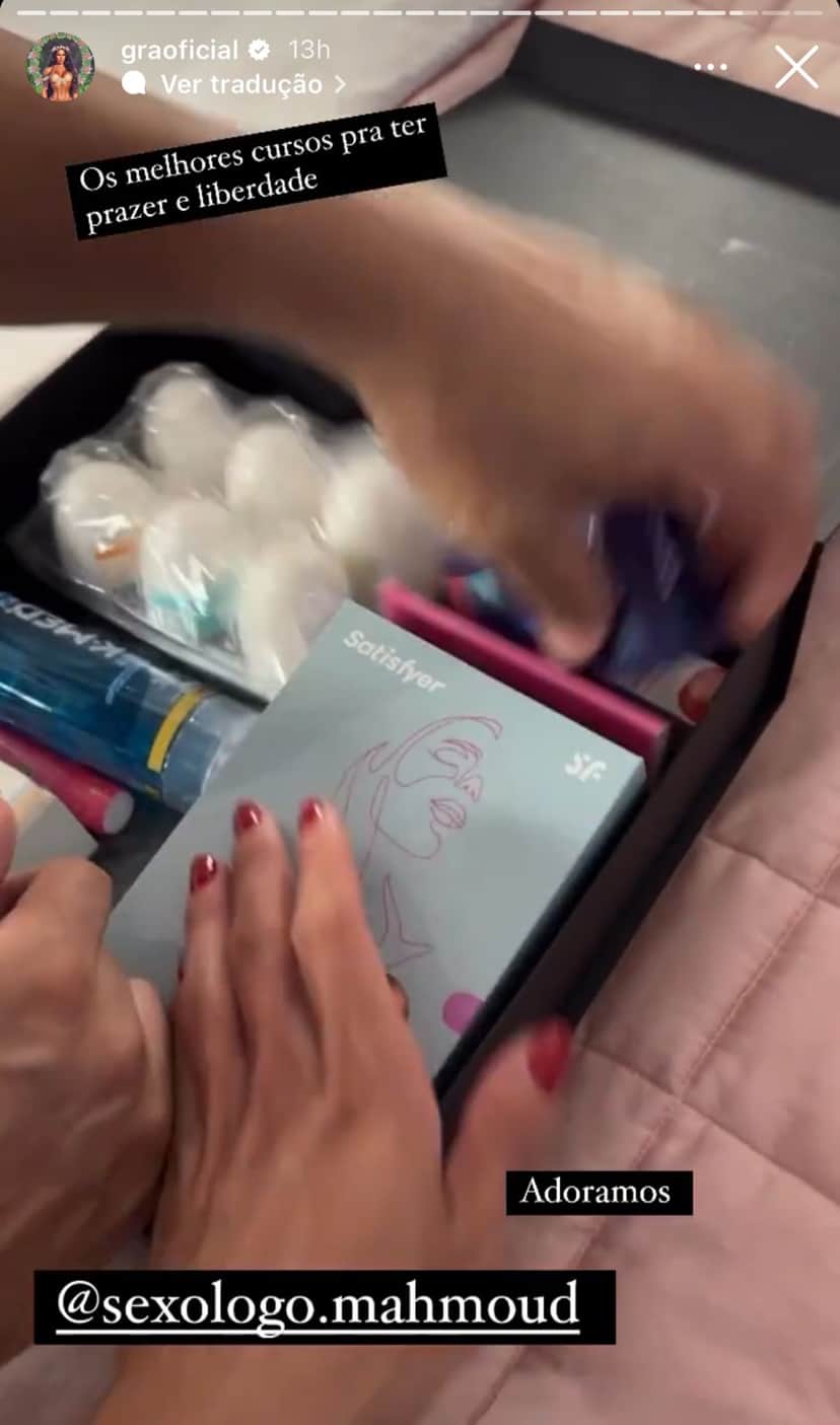 Belo conferindo produtos de sexy shop de Gracyanne Barbosa - Foto Reprodução Instagram Belo conferindo produtos de sexy shop de Gracyanne Barbosa - Foto Reprodução Instagram