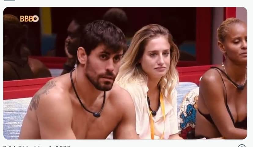 Cara de Sapato e Bruna no BBB23 vendo recado do eliminado - Foto Reprodução Cara de Sapato e Bruna no BBB23 vendo recado do eliminado - Foto Reprodução