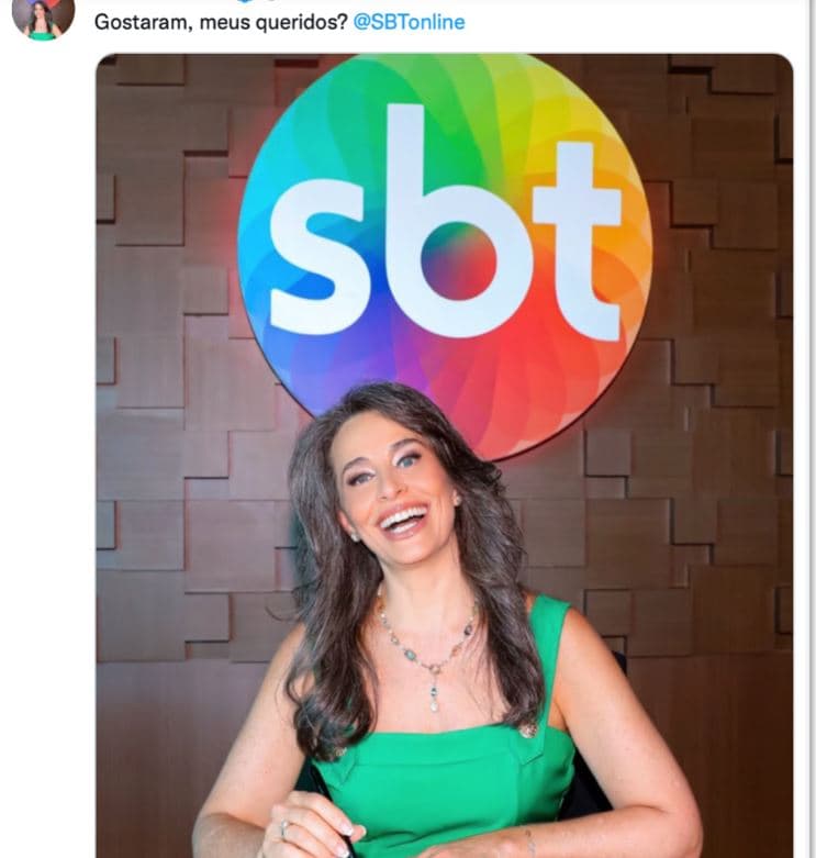 Carla Vilhena assinando contrato com o SBT em 2022 - Foto Reprodução Internet Carla Vilhena assinando contrato com o SBT em 2022 - Foto Reprodução Internet