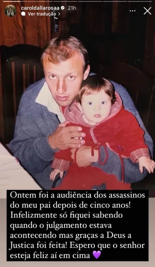 Caroline Dallarosa, atriz da Globo ainda bebê, no colo de seu pai, Policial - Foto Reprodução Instagram Caroline Dallarosa, atriz da Globo ainda bebê, no colo de seu pai, Policial - Foto Reprodução Instagram