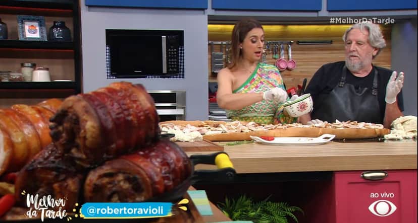 Catia Fonseca preparando uma deliciosa panceta de porco no programa Melhor da Tarde - Foto Reprodução Band Catia Fonseca preparando uma deliciosa panceta de porco no programa Melhor da Tarde - Foto Reprodução Band