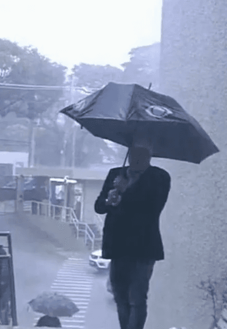 Datena fora dos estúdios mostrando a chuva antes do guarda-chuva quebrar (Foto: Reprodução/ Band) Datena fora dos estúdios mostrando a chuva antes do guarda-chuva quebrar (Foto: Reprodução/ Band)