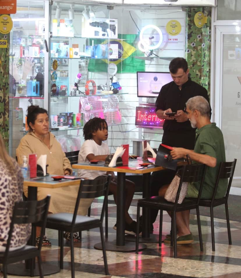 Em aparição rara Regina Casé foi clicada com seu esposo e seu neto em um shopping da zona sul do Rio - FOTO - ADÃO - AGNEWS Em aparição rara Regina Casé foi clicada com seu esposo e seu neto em um shopping da zona sul do Rio - FOTO - ADÃO - AGNEWS