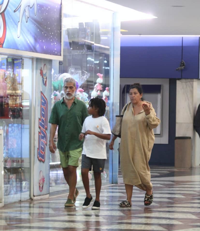 Em aparição rara Regina Casé foi clicada com seu esposo e seu neto em um shopping da zona sul do Rio - FOTO - ADÃO - AGNEWS Em aparição rara Regina Casé foi clicada com seu esposo e seu neto em um shopping da zona sul do Rio - FOTO - ADÃO - AGNEWS