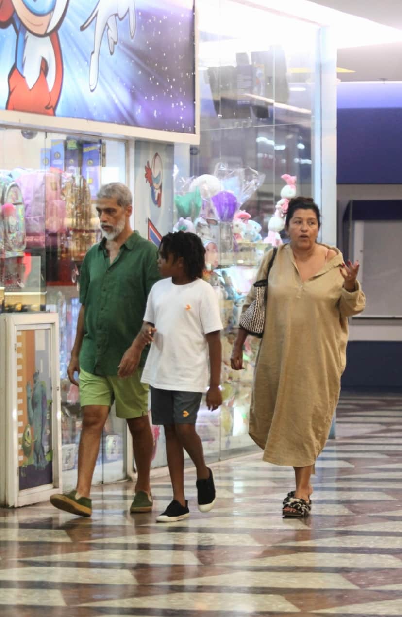 Em aparição rara Regina Casé foi clicada com seu esposo e seu neto em um shopping da zona sul do Rio - FOTO - ADÃO - AGNEWS Em aparição rara Regina Casé foi clicada com seu esposo e seu neto em um shopping da zona sul do Rio - FOTO - ADÃO - AGNEWS