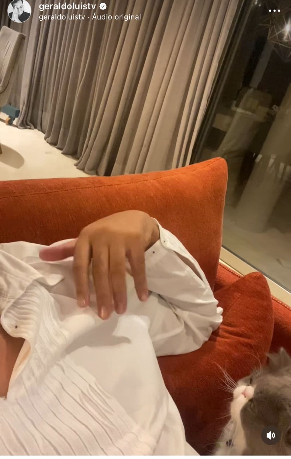 Geraldo Luís, apresentador da Record, no conforto da sua mansão, brincand com o seu gato - Foto Reprodução Instagram Geraldo Luís, apresentador da Record, no conforto da sua mansão, brincand com o seu gato - Foto Reprodução Instagram