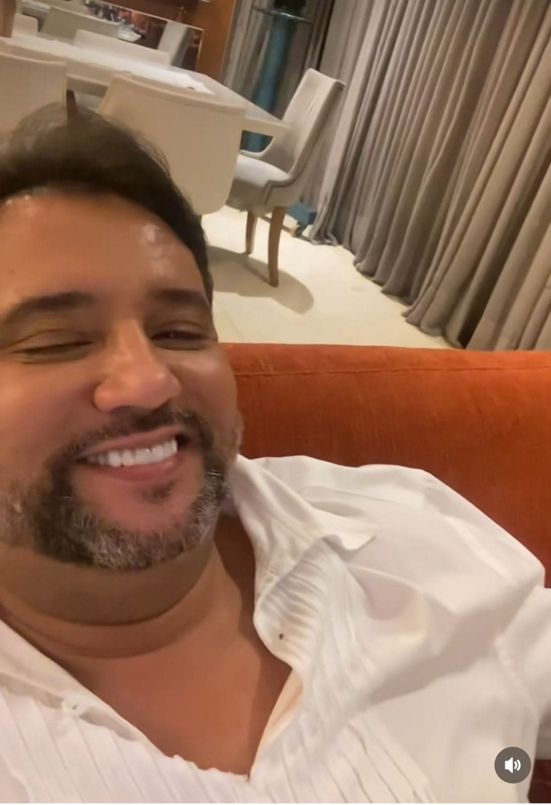 Geraldo Luís, apresentador da Record, no conforto da sua mansão, brincand com o seu gato - Foto Reprodução Instagram Geraldo Luís, apresentador da Record, no conforto da sua mansão, brincand com o seu gato - Foto Reprodução Instagram