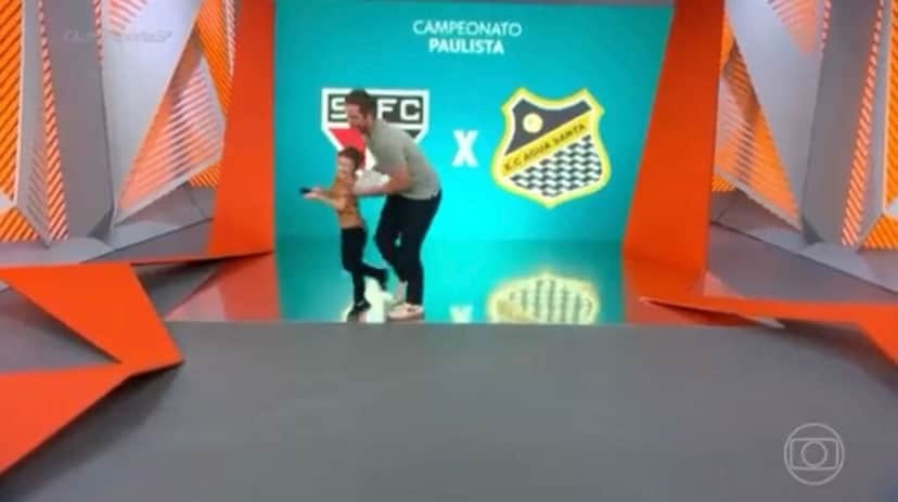Filho de Felipe Andreoli invade edição ao vivo do Globo Esporte São Paulo (Foto: Reprodução, Globo) Filho de Felipe Andreoli invade edição ao vivo do Globo Esporte São Paulo (Foto: Reprodução, Globo)