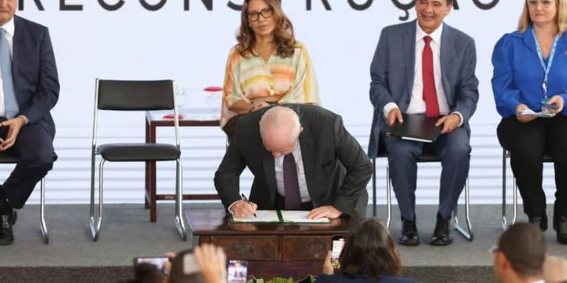 Luiz Inácio Lula da Silva assinando as normas do novo Bolsa Família (Foto: Lula Marques/ Agência Brasil) Luiz Inácio Lula da Silva assinando as normas do novo Bolsa Família (Foto: Lula Marques/ Agência Brasil)