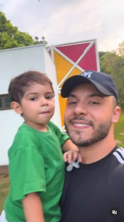 Murilo Huff e seu filho Léo, com a cantora Marilia Mendoça - Foto Reprodução Instagram Murilo Huff e seu filho Léo, com a cantora Marilia Mendoça - Foto Reprodução Instagram