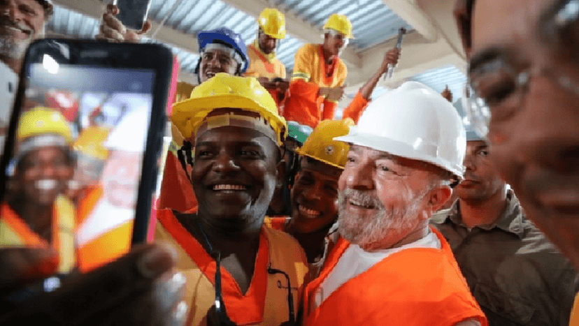 Lula ao lado dos trabalhadores (Foto: Reprodução/ Internet) Lula ao lado dos trabalhadores (Foto: Reprodução/ Internet)